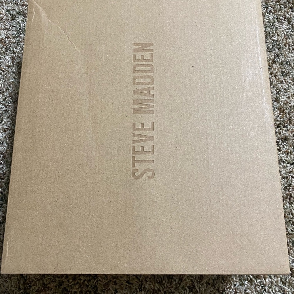 Steve Madden Sneakers Roaring Rhinestone Embellished - 7.5 NIB - Picture 6 of 9